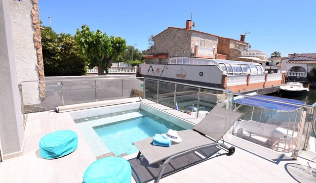 392-Empuriabrava, very up to date house on the canal , with mooring 10 mts, jacuzzi and wifi