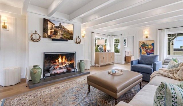 3994 Solbakken - Timeless Home, 4 Blocks to Beach