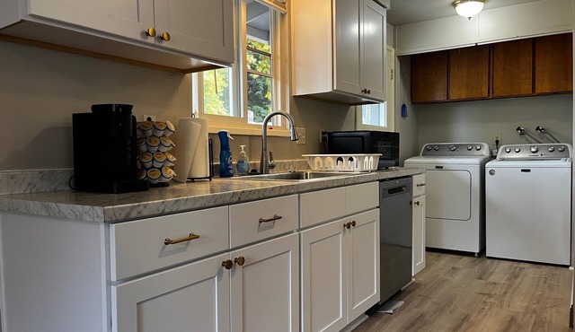 3B/1BA <1mi from Hospital w/Self Check-in + Laundry