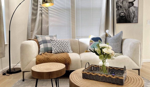 3B 2.5B SFH, King Suite, 65" TV, Yard, Walkable to Parks/Shopping Square