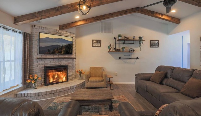 3B 2 bath Cottage w Pool Hottub Close to Main st