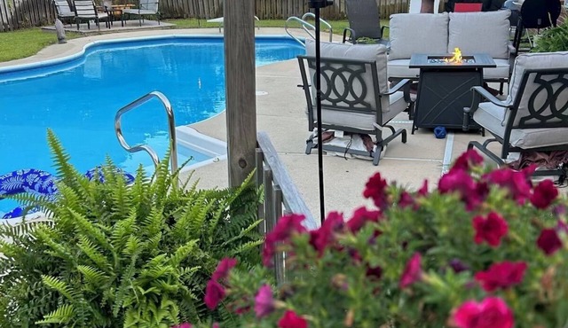 3B 2bath House in charming Gulf Breeze with private pool and privacy fence.