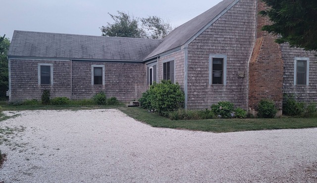 3B 3B Madaket House at NRTA bus stop, 10 min walking distance beach