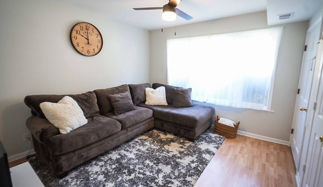 3B Condo - Easy Access to Downtown Chicago w/ Backyard - Pet Friendly!