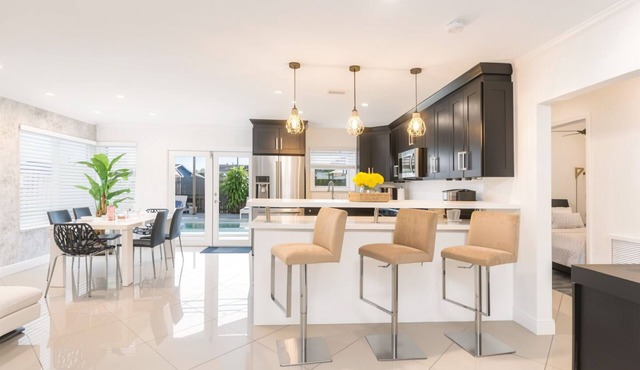3B Pool Home, King Bed, Private Yard, Grill, Ping Pong Table & EVCharger