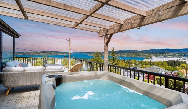 3b1b House w/Stunning Lake View & Hot Tub Near Airport