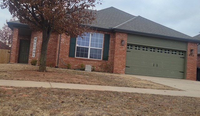 3B2B trendy house in OKC with WiFi, garage, W/D, recliner, yard, grill,ensuite,