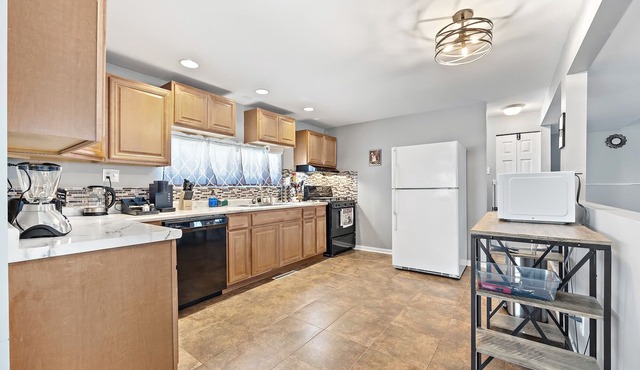 3bd/1.5bath entire home/Game room/Office/extended stays/FREE Wifi & Parking