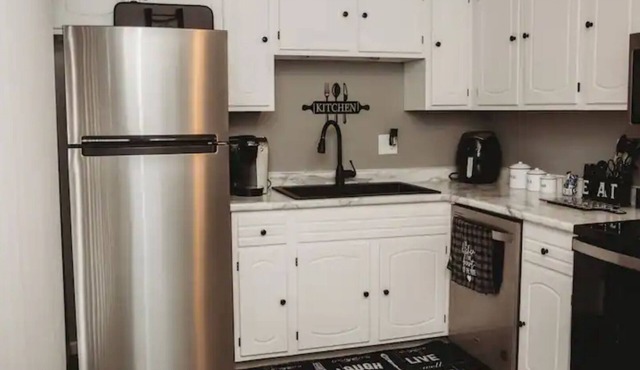 3bd 1ba Bungalow conveniently located near airport.nn