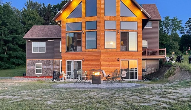 3BD/2B Condo close to skiing with great views