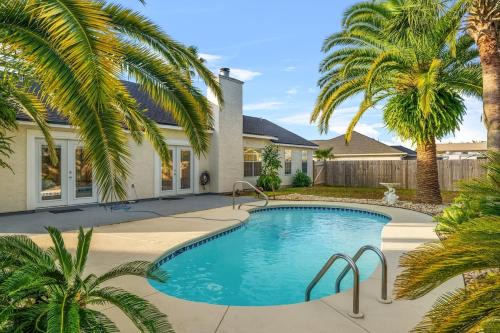 3BD-2B Tropical Island Style home with Private Pool