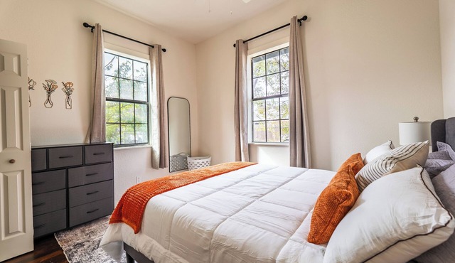 3BD/2BA Dedicated Workspace, King Bed, Pets Welcome