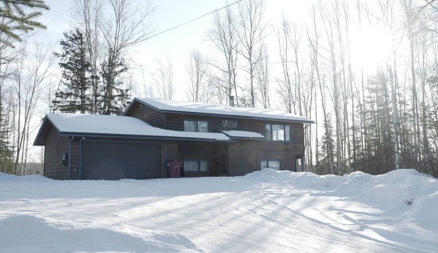 3BD/2BA Hideaway Cabin-Style Escape in the Heart of Alaska