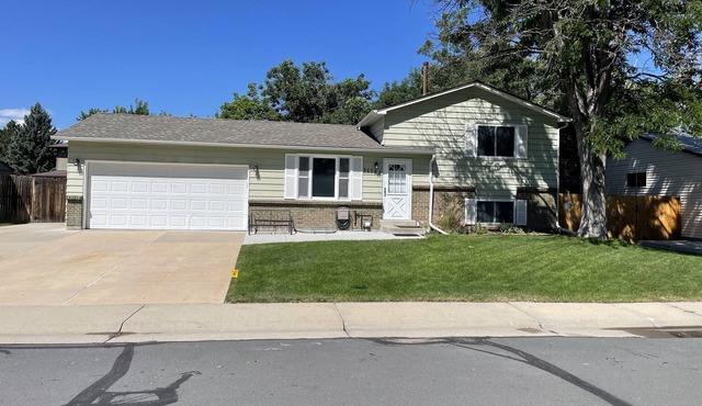 3bd/2ba house, 20 min to Denver, close to lightrail, park