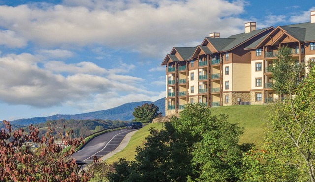 3BD/2Bath - Smoky Mountains Retreat! Gorgeous Views, Pools, + More!