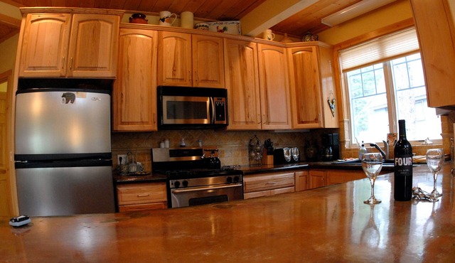 3bd & 2bth home w/HOT TUB close to Ski Resorts & Truckee