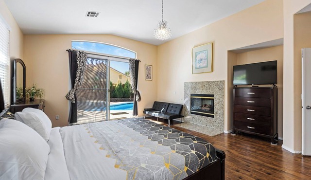 3bd 3 bath delightful home 20 min Strip. 1 king 2 queen sofabed POOL SPA, garage