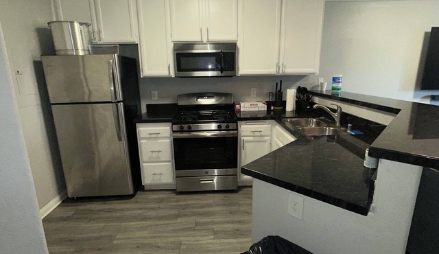 3BD/3BA/3Parking TownHouse with Jetted Tub/Hot Tub in Master Bedroom !