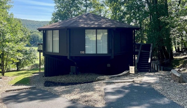 3BD/3BA Roundhouse Retreat near Bedford Springs, where breathtaking views await!