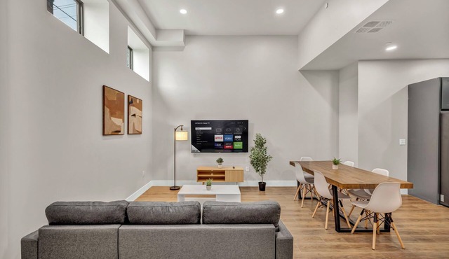 3Bd+65"TV+Crib+8 Min from DT CLE