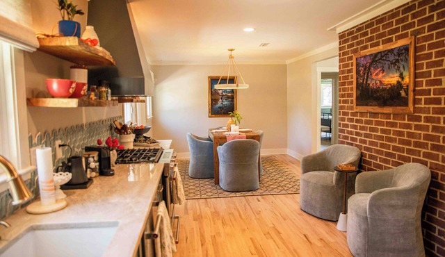 3BD Adult Retreat - Fire Pit, Putting Green, Mins to DT