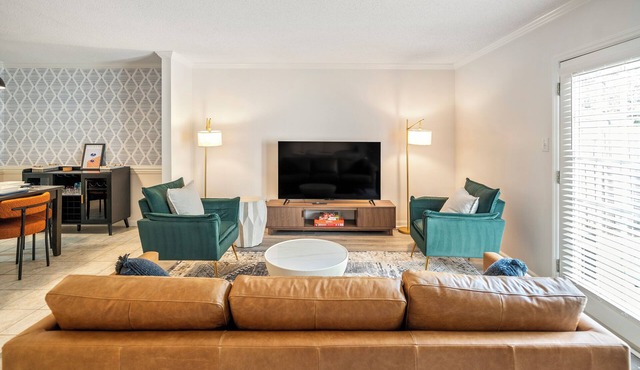 3bd/Centrally located/stylish/North Hills/PNC arena/Crabtree Valley Mall