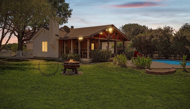 3BD Farmhouse Country Living - Pool, Patio, Firepit