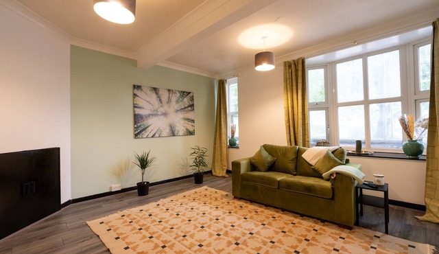3bd flat, with Pool Table,& Dart, sleeps 8, central, close to shops