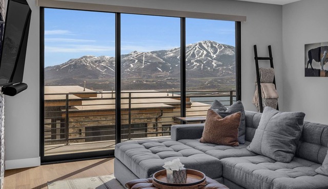 3BD Hillside Retreat w/ Stunning Views!