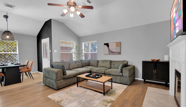 3BD, King Bed, Cozy, Interior Designed, Fast Wi-Fi Home in Spring