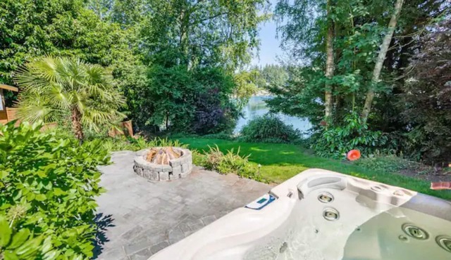3Bd lake home w/hot tub & private dock