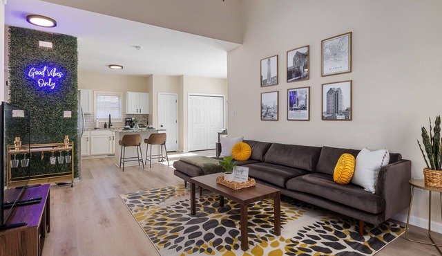 3BD Retreat + Hot Tub & BBQ + Near NCSU & Downtown