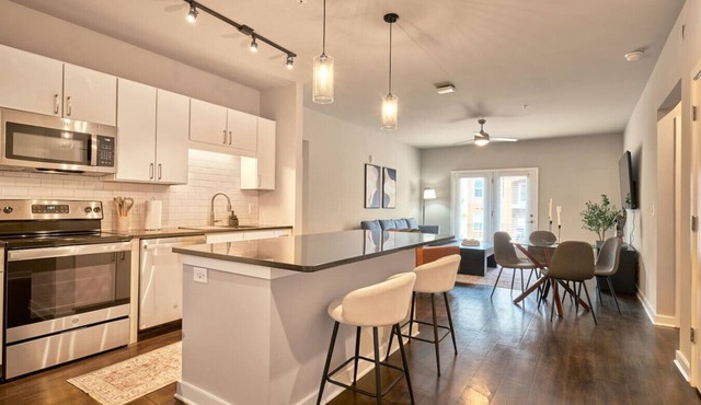 3BD Sanctuary Stone`s Throw from DT Clayton