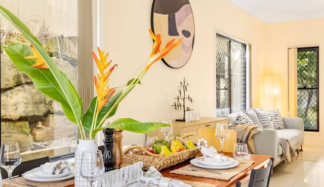 3BD Townhouse close to shops/transport w/carpark