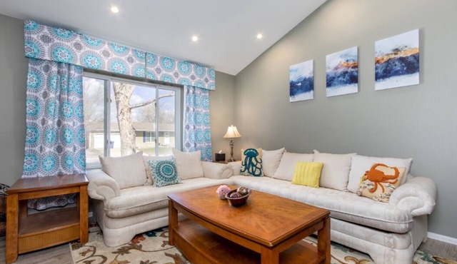 3BD2BA Littleton Bi-Level Home Near Everything!