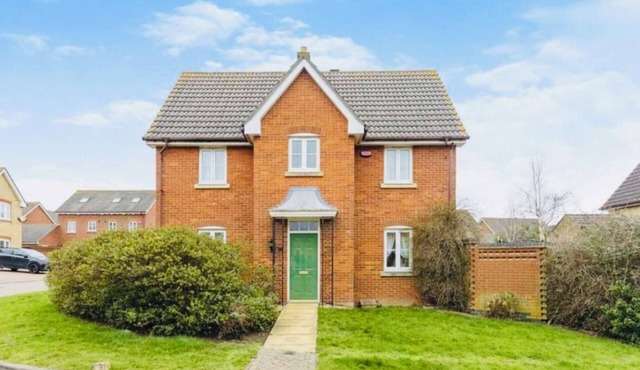 3BDR Detached Spacious House in Ashford-with free parking