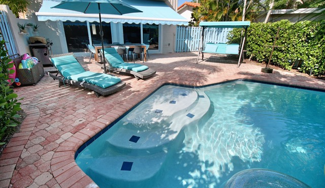3BDR FAMILY VILLA WITH PRIVATE POOL & STEPS TO THE BEACH