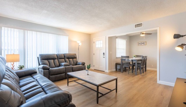 3bdrm,1.5 b, Garage, Back Yard.