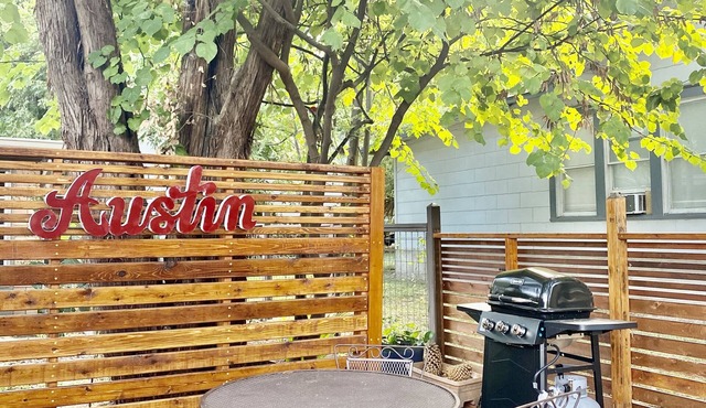 3bdrm 10 mins Downtown, Next to UT, Outdoor Dining & Grill
