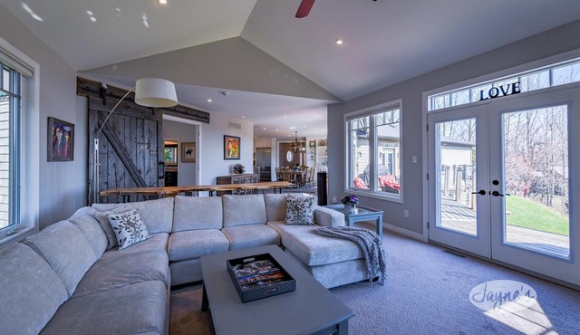 3bdrm 3bath chalet in The Blue Mountains. All Day Sun! Hot Tub! Games Room!