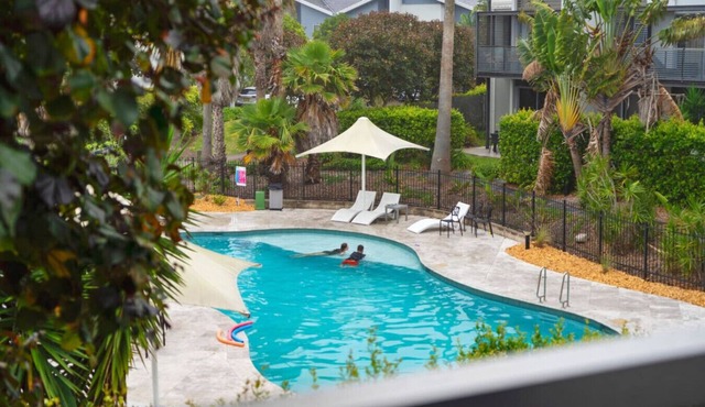 3BDRM Coastal Oasis in Magenta