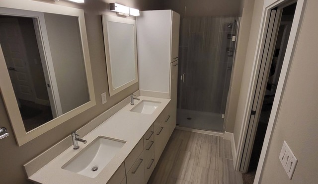 3BDRM TOWNHOUSE! 75IN TV.WIFI!