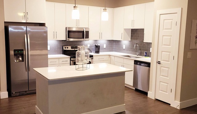 3BDRM TOWNHOUSE! 75IN TV! WIFI