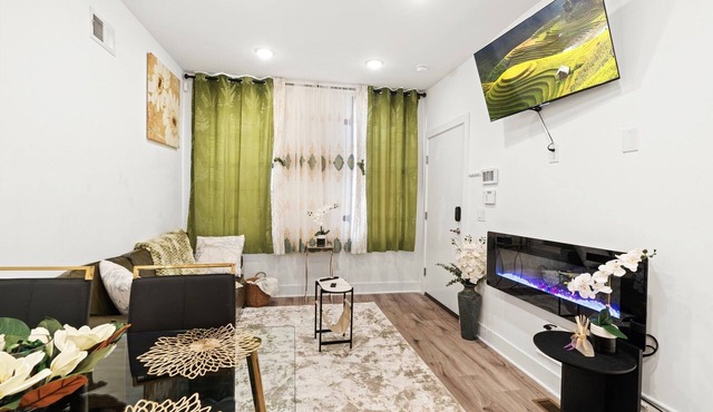 3Beadroom, 2Bathroom Luxurious Green Oasis with FREE Parking & Private BackPatio