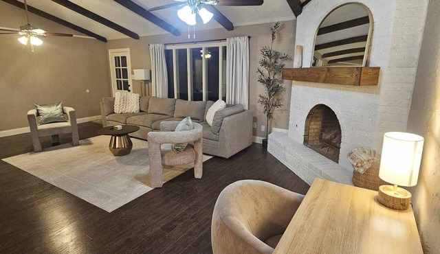 3Bed/2 Ba - Huge Fenced yard - Fast Freeway Access