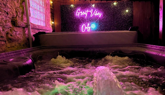 3Bed 2Bath Family Home W/Hot Tub & Huge backyard