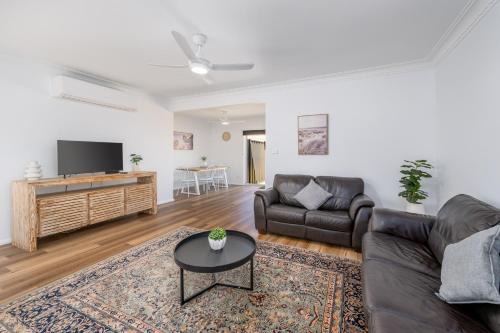 3Bed 2Bath home - Nth Central Reno metres from Hosp w Wifi