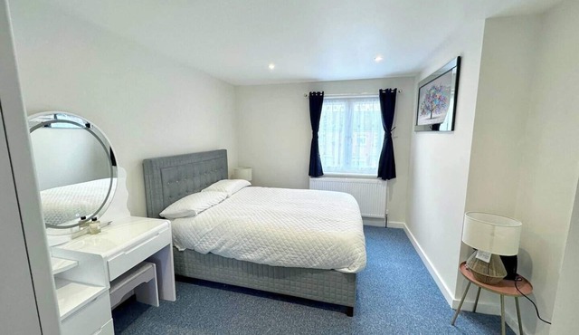 3bed 2bath house/Entire house/Hi Speed WiFi/Free Parking/Workstation/Garden