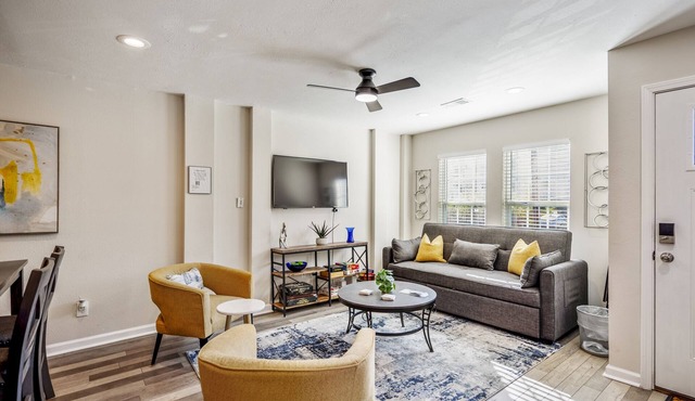 3bed/3ba home- huge backyard - Mins from Downtown