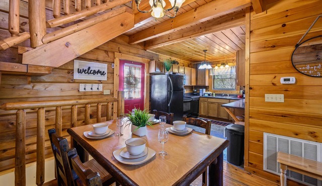 3Bed/3Bath, Hot Tub, Fast Wifi, LOCATION, 2 min from the Strip!